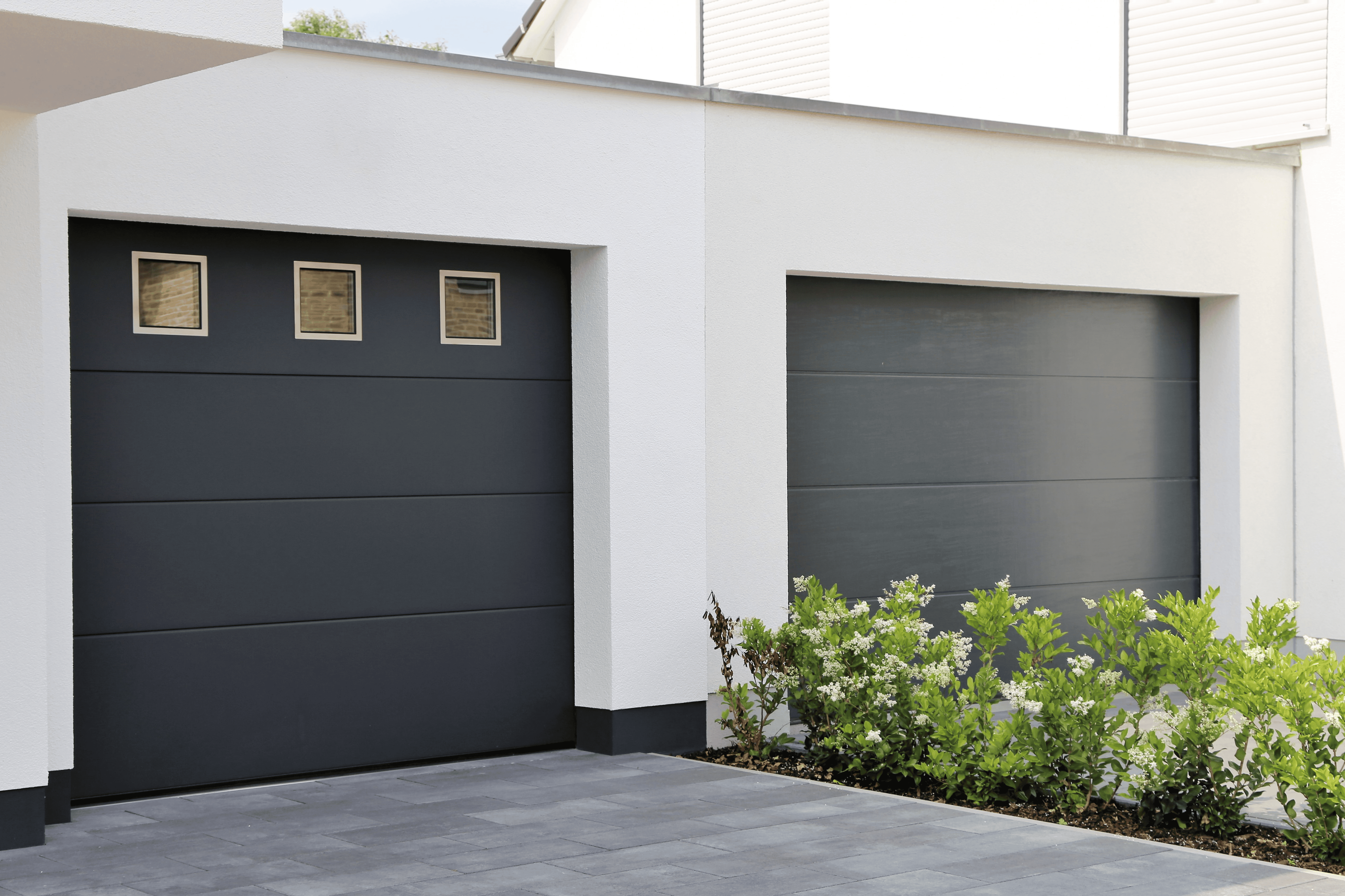 dwie bramy garażowe