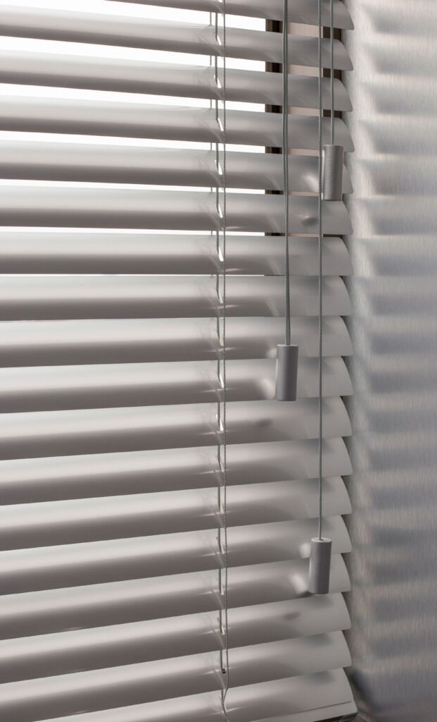 żaluzje aluminiowe sznureczki