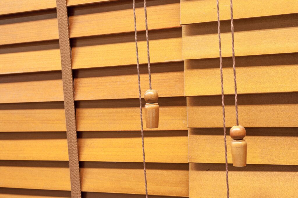 żaluzje drewniane sznureczki