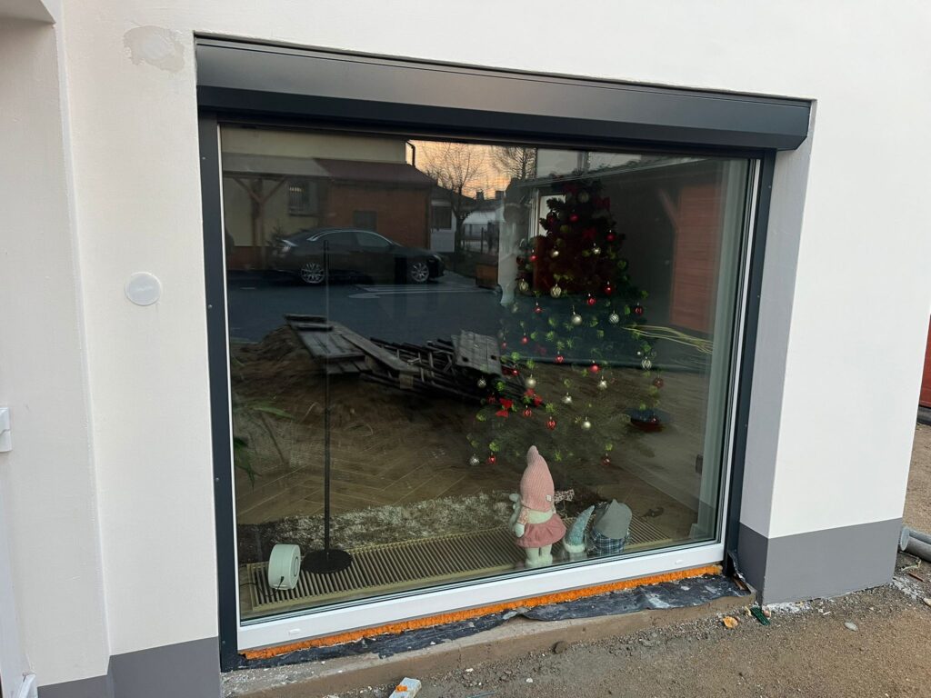 roleta zewnętrzna podniesiona