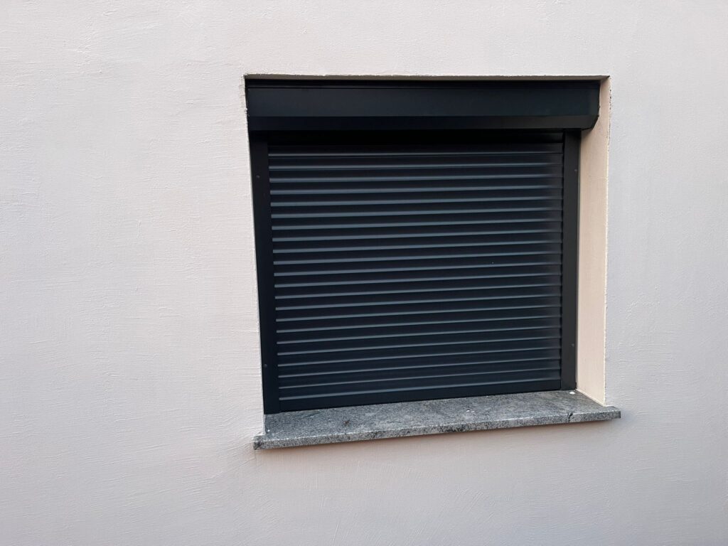 okno z roletą zewnętrzną opuszczoną