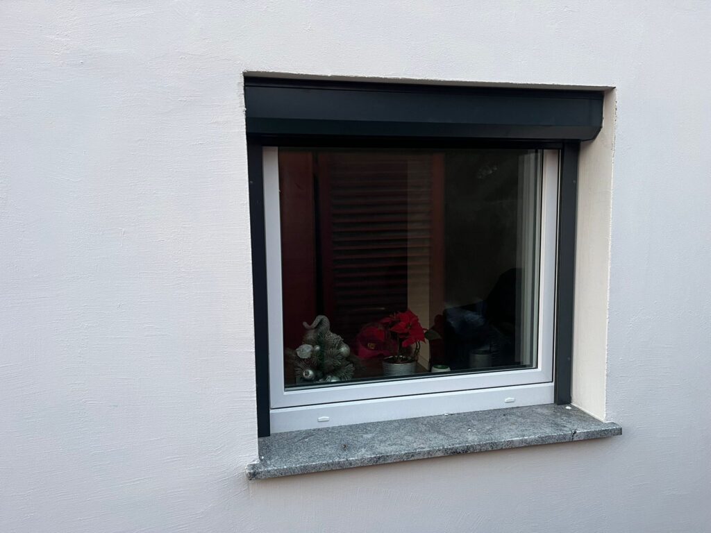 okno z roletą zewnętrzną podniesioną